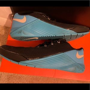 Nike Metcon 5 Black and blue with hyperlift